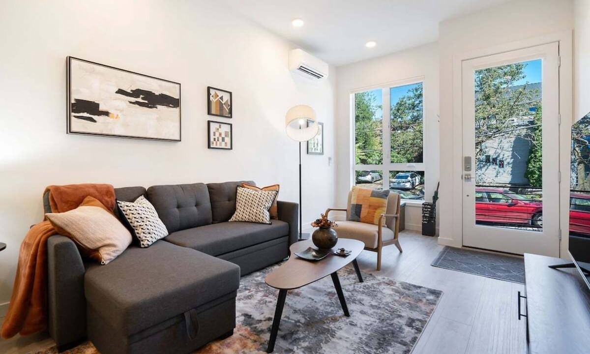 Broadway House | Perch - Urban Reflections 13: WS 97! Spacious 3BR/2BA w Space Needle view