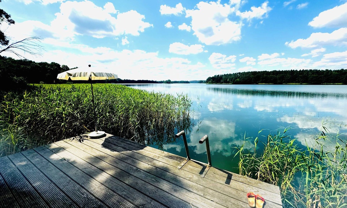 Feldberger Seenlandschaft Apartment | Perfect apartment with panoramic view, lake, jetty, boat, sauna - peace and lots of space