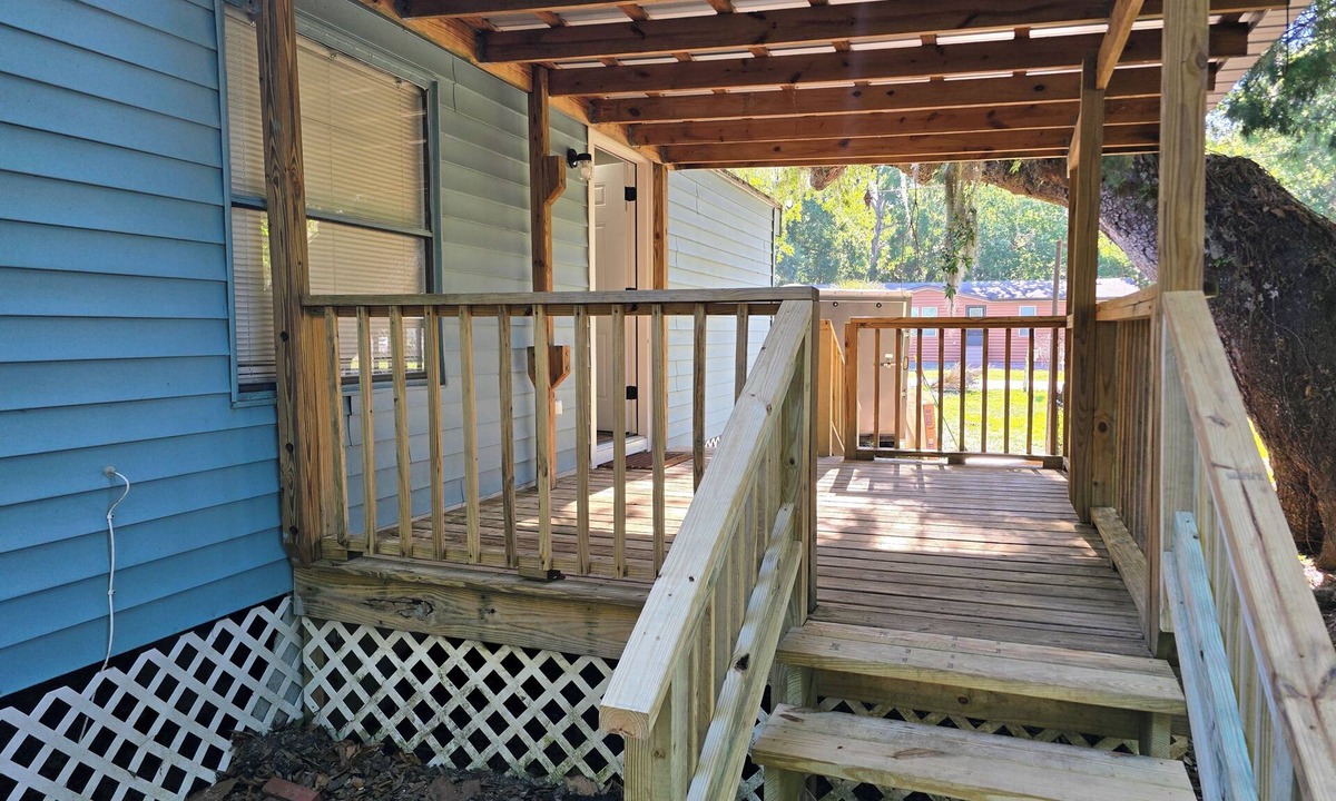 Mims House | Perfect 2-bedroom mobile home in Mims. 10 minutes away from the Space Center