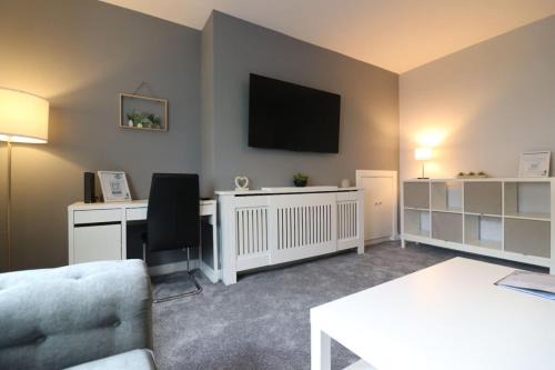 Chapelhall Apartment | Perfect 4 BR flat, sleeps 8