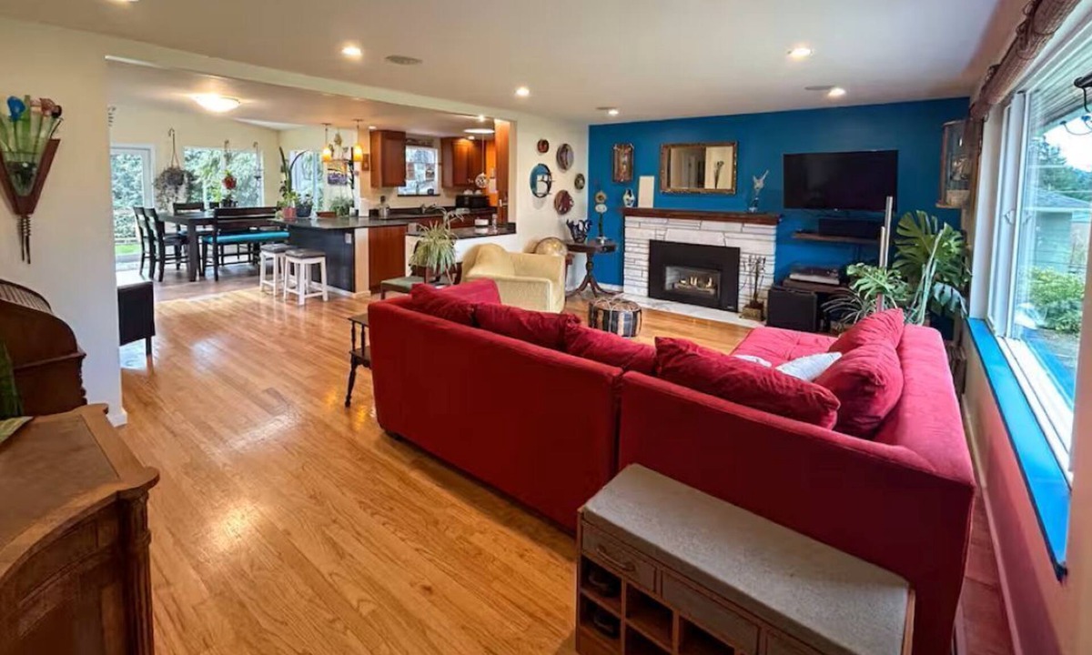 Shoreline House | Perfect Basecamp to explore the PNW and FIFA World Cup, easy walk to lightrail