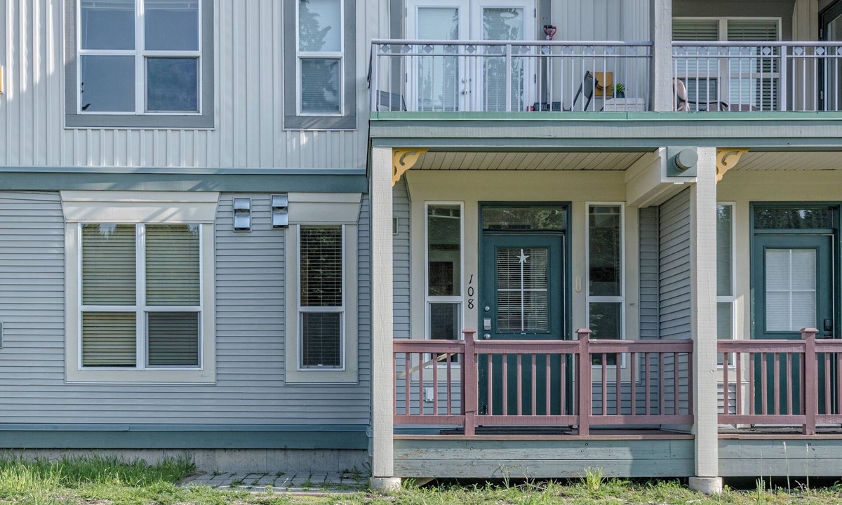 Silver Star Mountain Condo | Perfect Creekside Studio that Opens Right onto the Skiway!