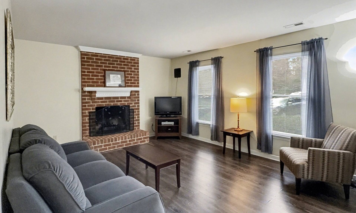 Richmond House | Perfect for Extended Stays! 1st Floor Bedroom, Fenced Area for Pets!