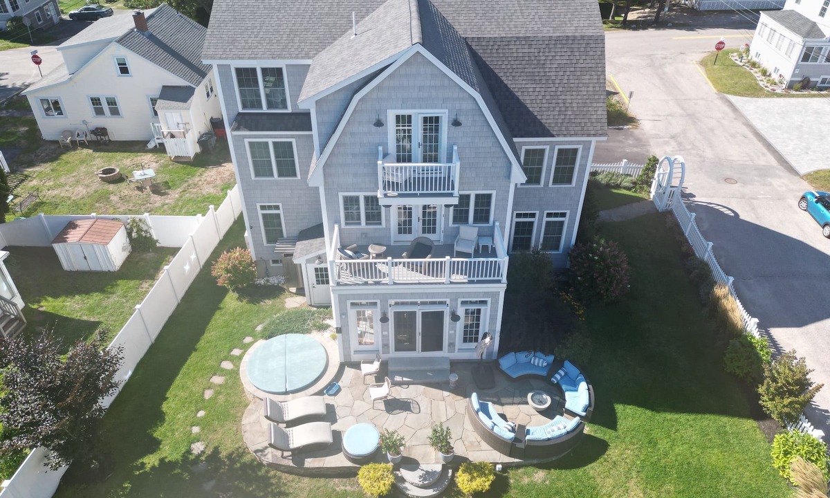 Ocean Park House | Perfect for Families & friends re-unions! Outdoor Hot Tub, Next to the beach!
