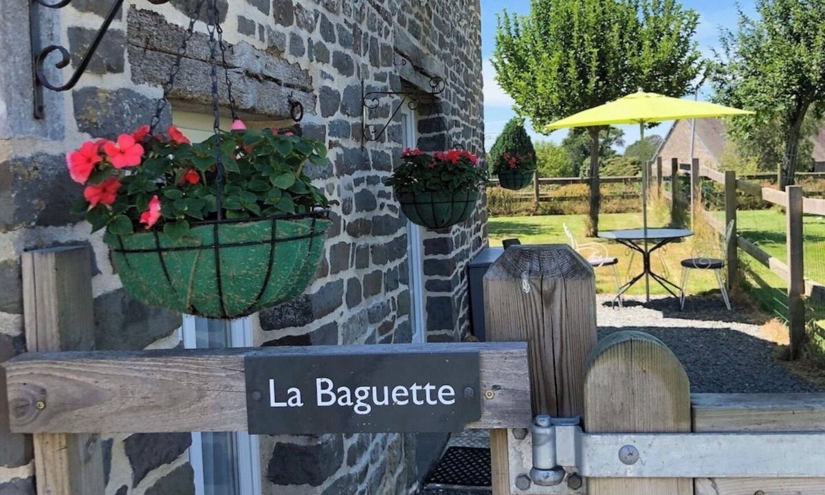 Le Mesnil-Garnier Cottage | Perfect for couples! Tasteful renovation and ideal location. Free WiFi.
