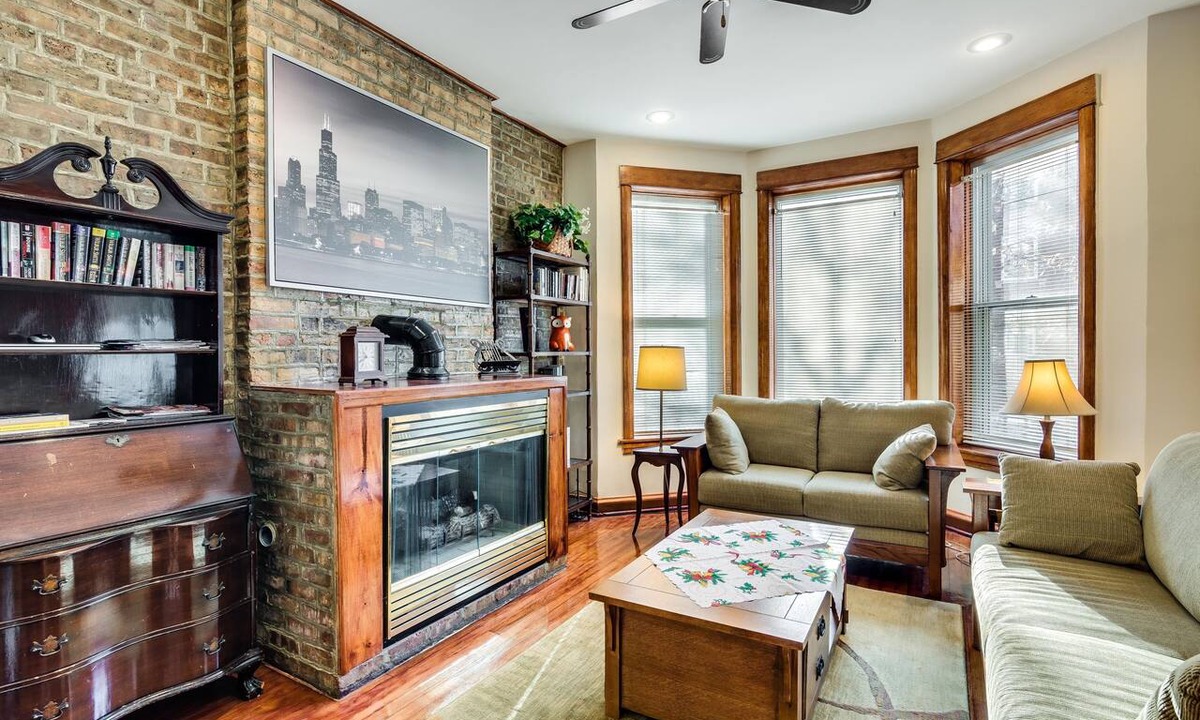 Edgewater Beach Condo | Perfect for Groups! Steps to the Beach and Room for All! Enjoy All Andersonville Has to Offer! by AllSet Turnover