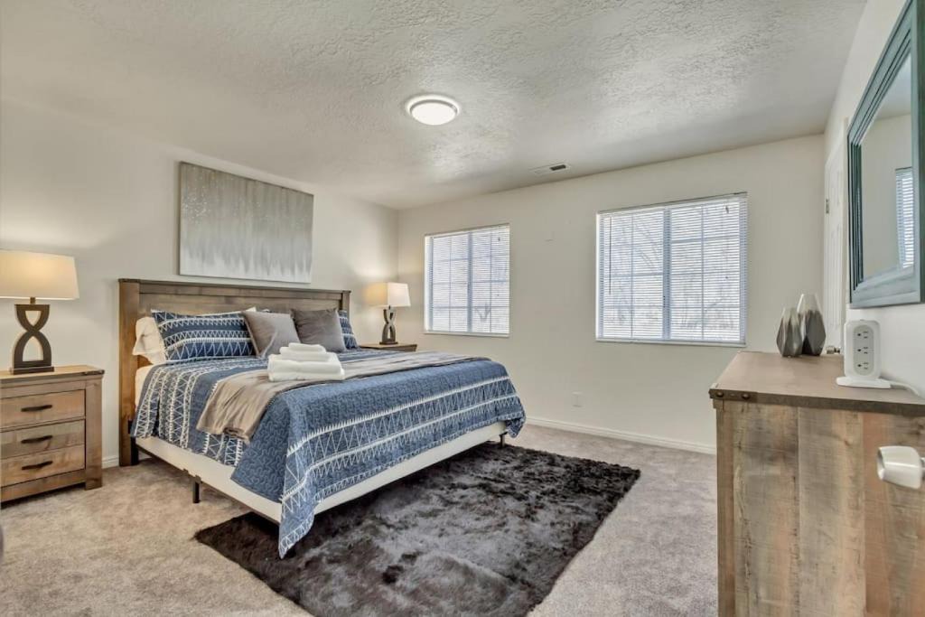 North Park House | Perfect For Large Groups - Fun 6BR with 2 Kitchens