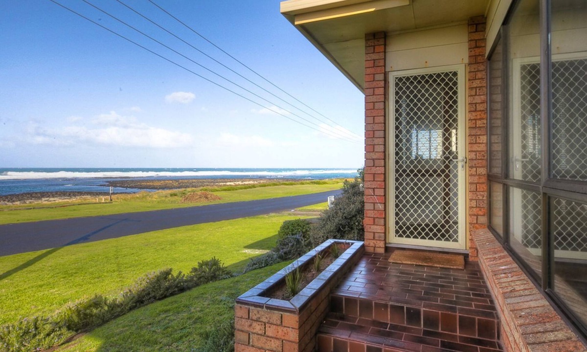 Port Fairy House | Perfect for that cosy winter holiday with stunning views of the Pea Soup Cove.