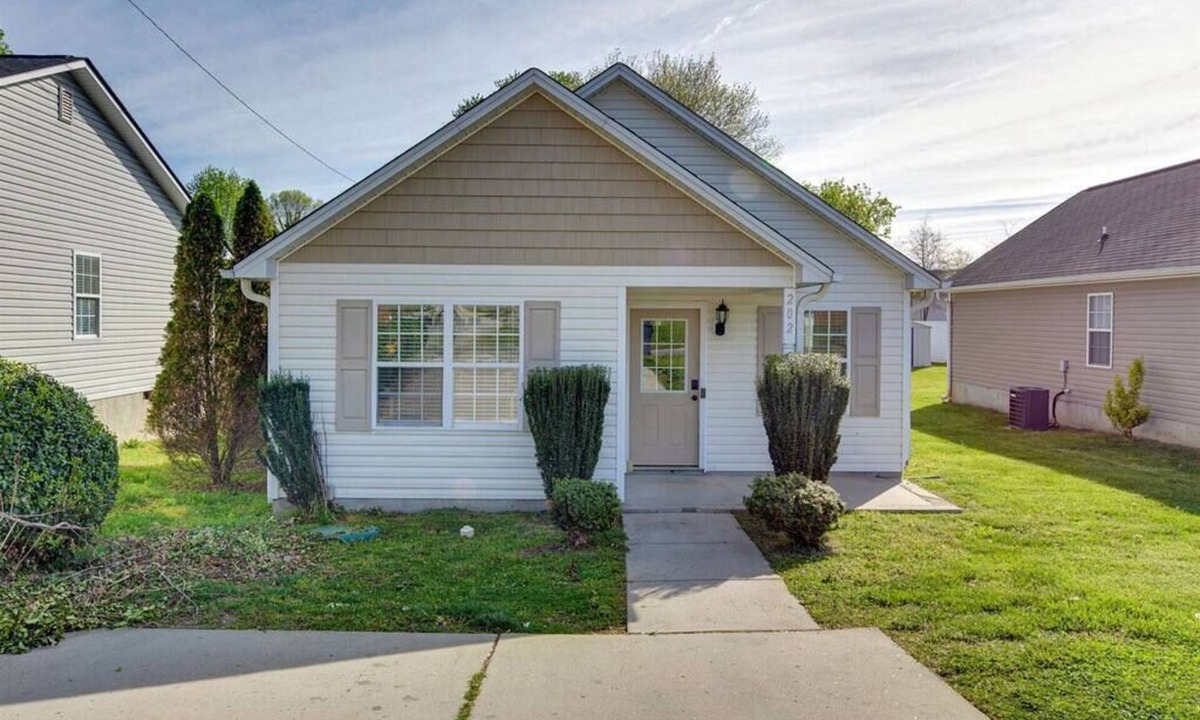 Kernersville House | Perfect Getaway, Close 2 Everything! Self Check-in