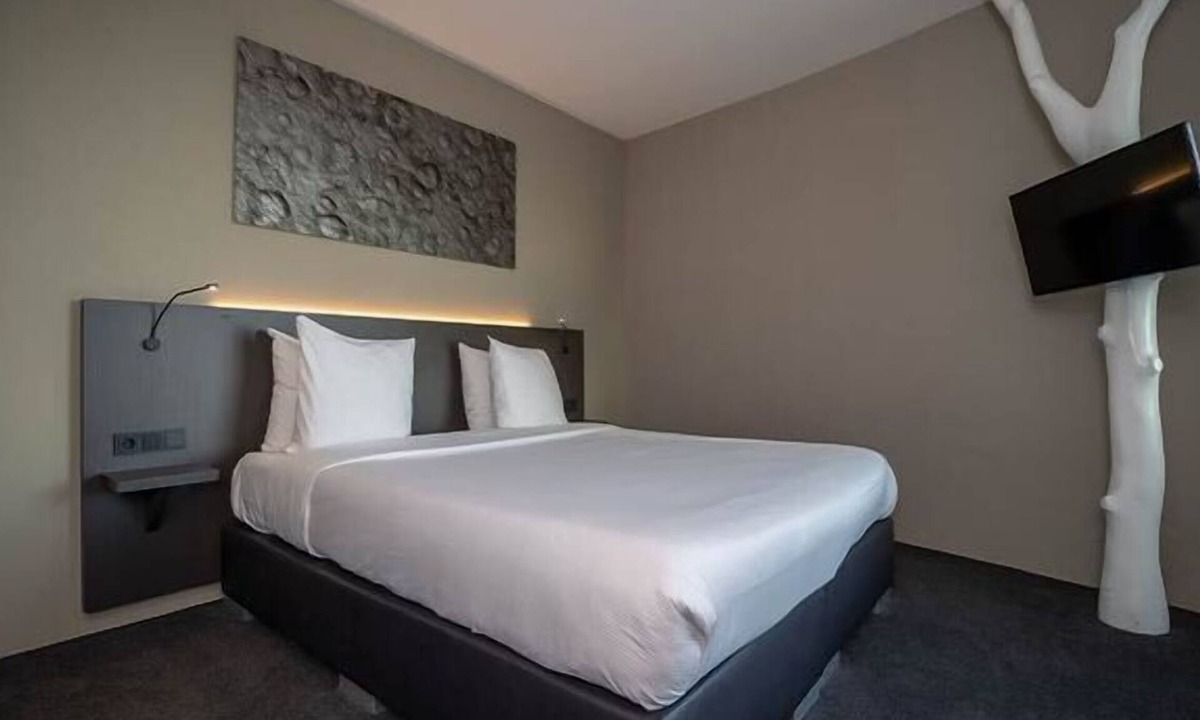 Zuidoost Hotel | Perfect Getaway close to local attractions, Keukenhof, Golf & Nature escape