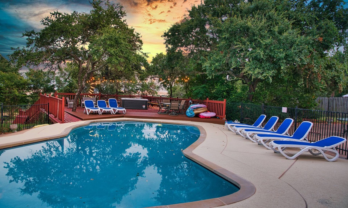 West Oak Hill House | Perfect Getaway! Private Pool, Hot Tub & Dog Run 15 Min to Downtown - CITY VIEWS
