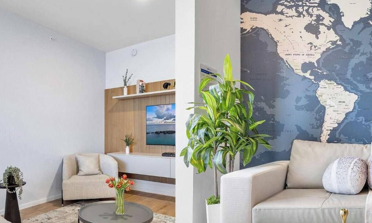 Downtown Miami Apartment | Perfect Group Stay: 6BR/2 Kitchens/2 Living Rooms