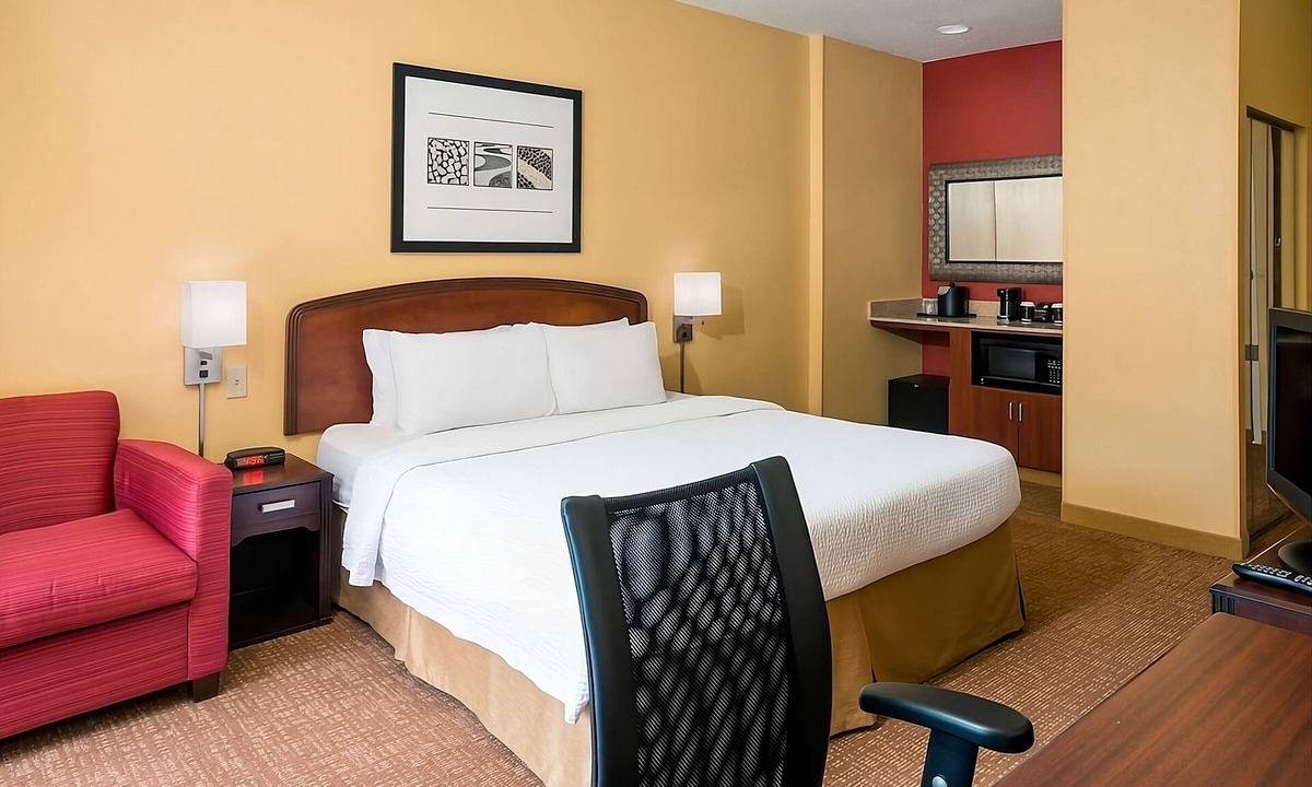 West Dundee Resort | Perfect Hideaway! Indoor Pool w/FREE Parking, Visit Elgin History Museum!