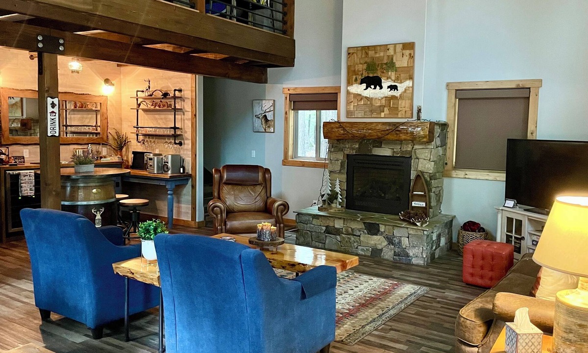 Dorrington Cabin | PERFECT HOME BASE FOR LAKES, TRAILS, SNOW SKIING!