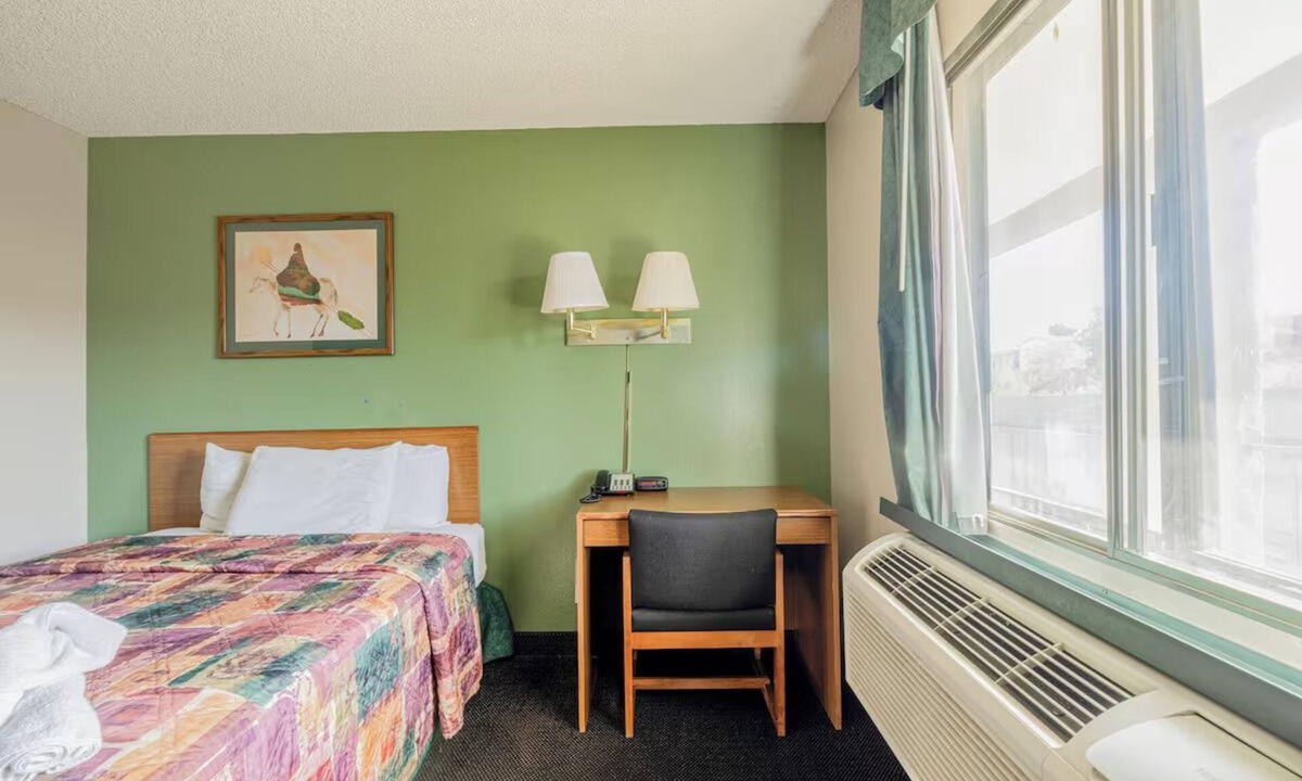 Barstow Hotel | Perfect Located Barstow One Queen Deluxe Room for History Buffs