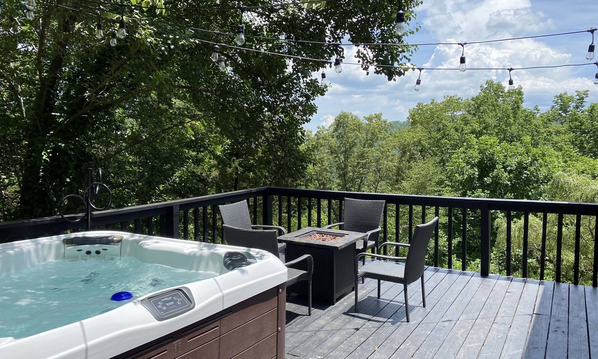 Murphy Cabin | Perfect Location, Close to town, Pet Friendly Cabin with a View, NEW HOT TUB