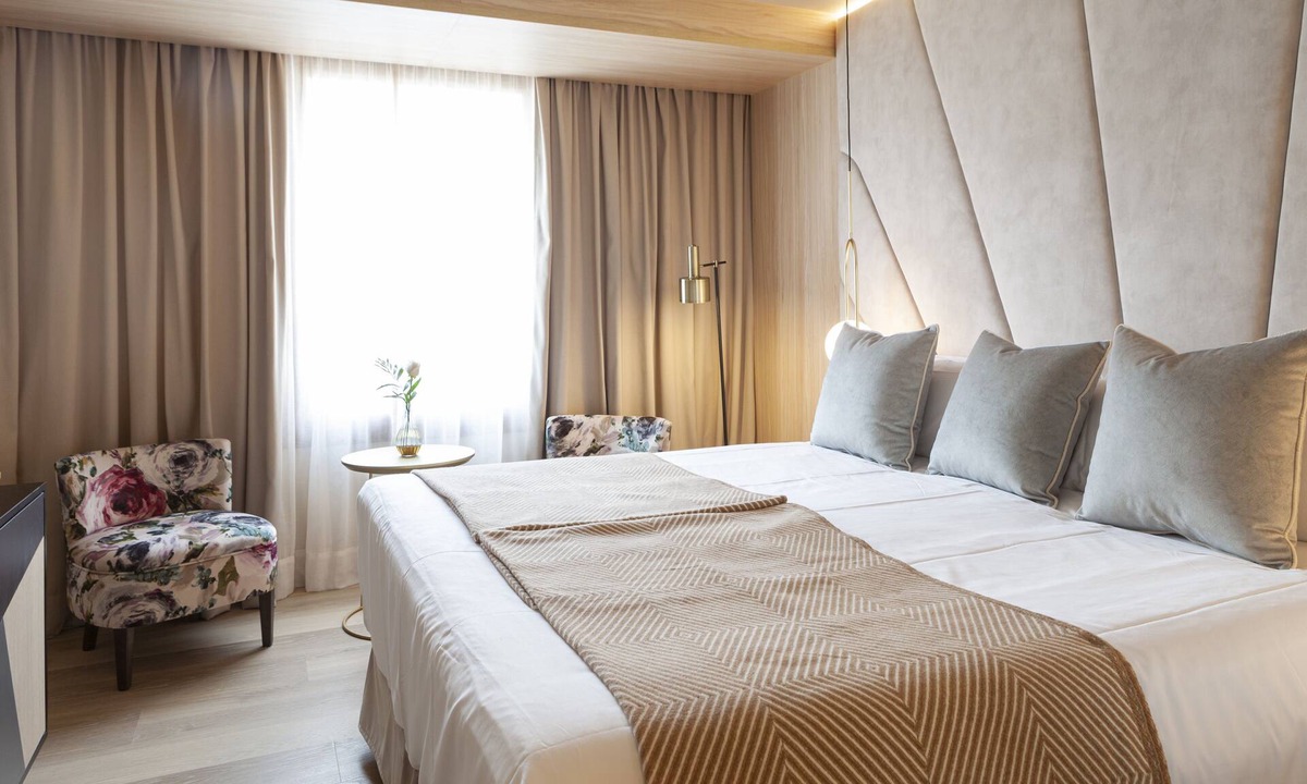 Sant Nicolau Hotel | Perfect Location for Getaway! Relaxing Room w/Large Window, King/2 Twin Bed