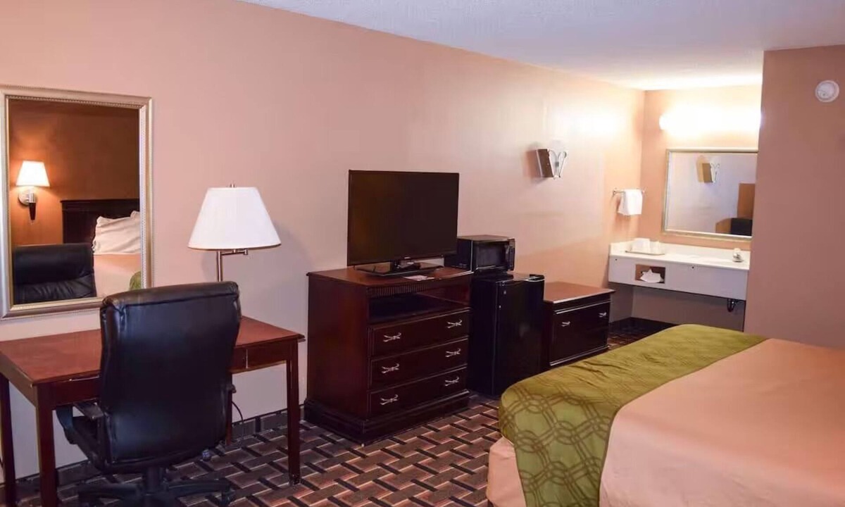 Richburg Hotel | Perfect Stop for Your Road Trip – Cozy Room w/Essential Comforts Near Highway