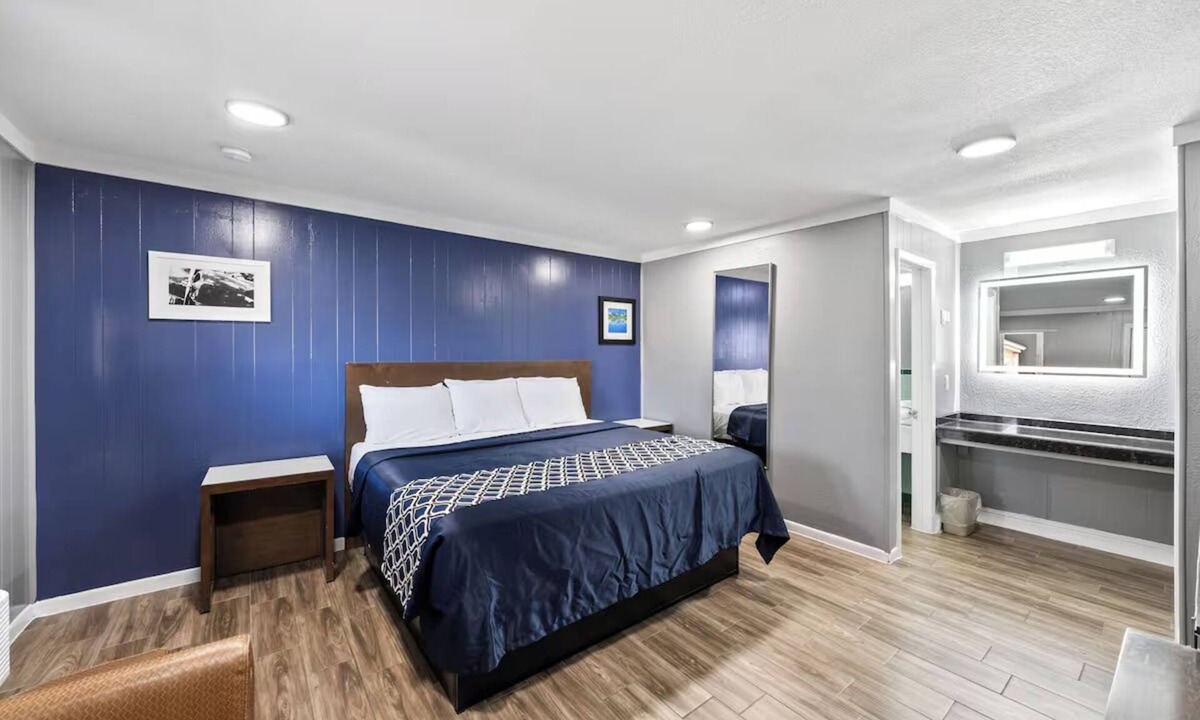 Cleburne Hotel | Perfect Vacation Stay: Relax in Stylish Room + Explore Local Cleburne Landmarks