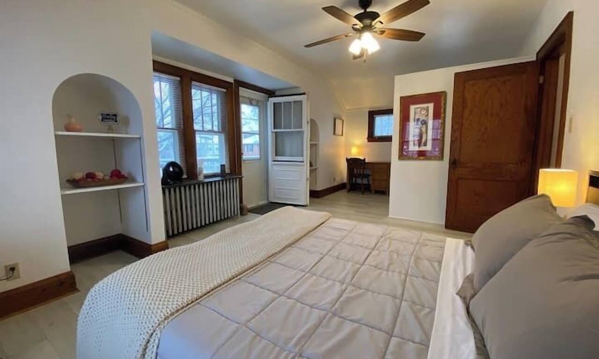 West Allis Apartment | Perfectly Convenient MKE Location 2 BR Upper!