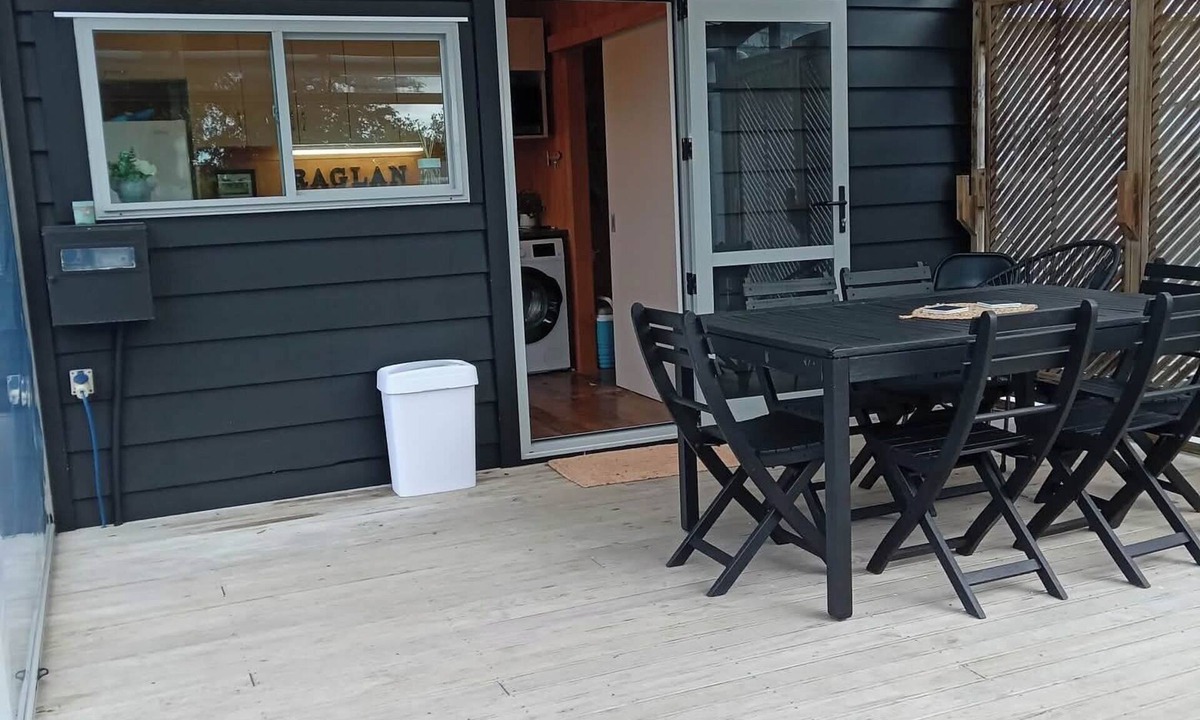 Raglan Cabin | “Perfectly Placed for Peace, Coffee, and the Coast”