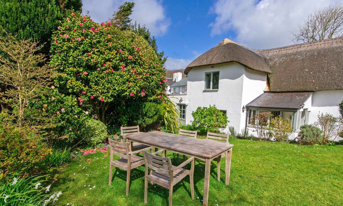 Georgeham Cottage | Perrymans Thatched Cottage Sleeps 6 | Dog Friendly