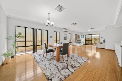 Thornlie House | Perth Airport Stay 5BR House with 6 Beds &Parking