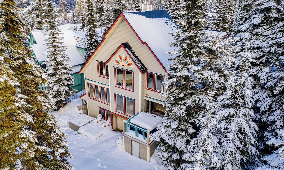 Silver Star Mountain House | Pet friendly chalet right on the ski way, steps from tube town pet friendly too!