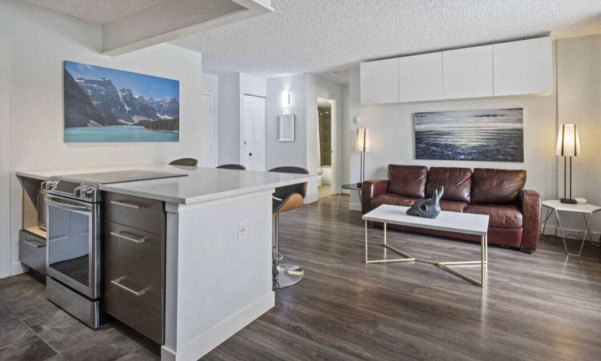Beltline Apartment | Pet-friendly 1 bedroom | Stampede & BMO | Parking