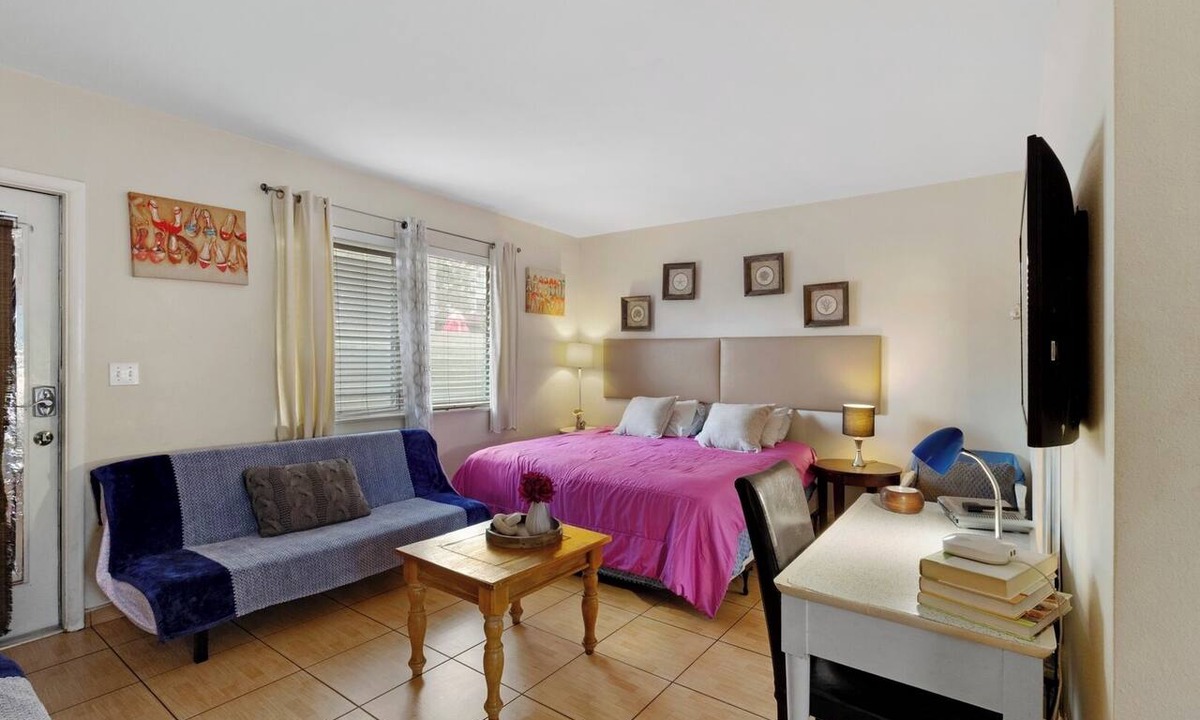 Downtown Hollywood Apartment | Pet-Friendly 1BR Studio w/Parking and BBQ, Hollywood