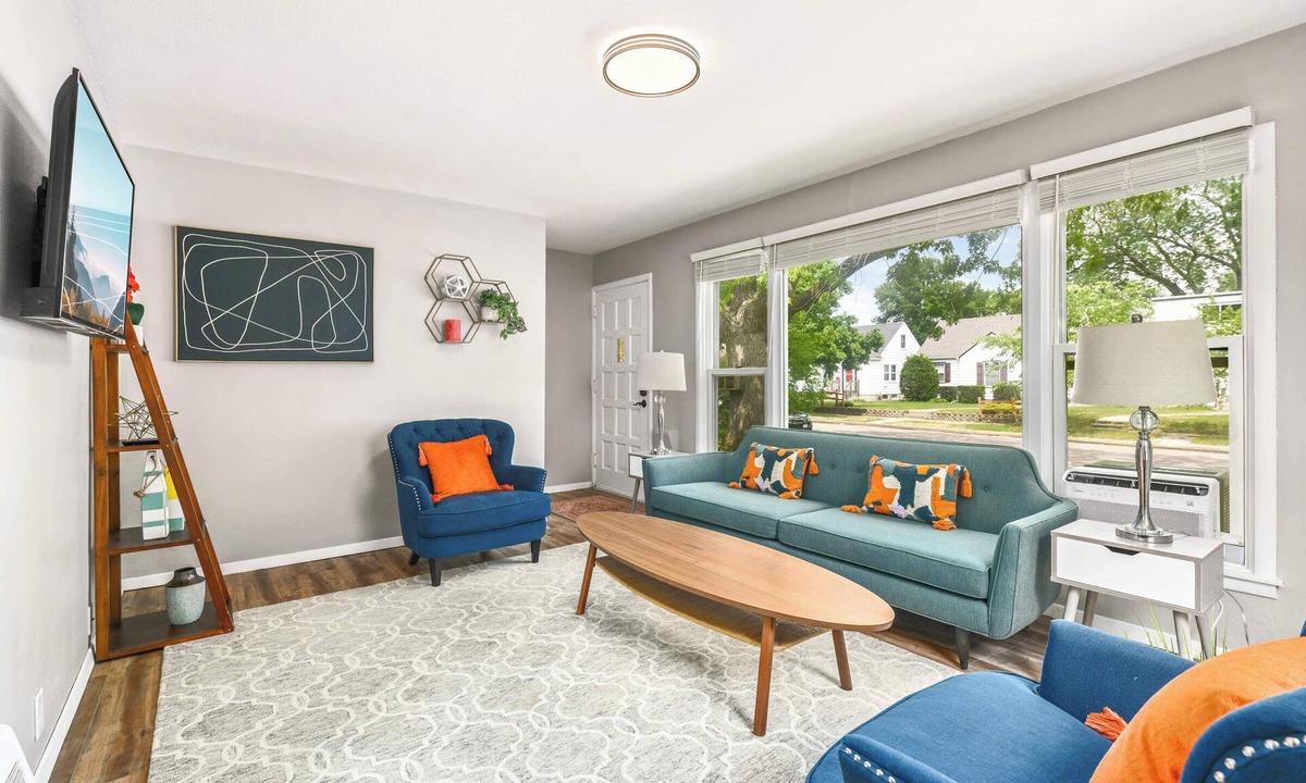 Robbinsdale House | Pet-Friendly 2 Bedroom Urban Oasis Garage W/D Central Fenced Yard