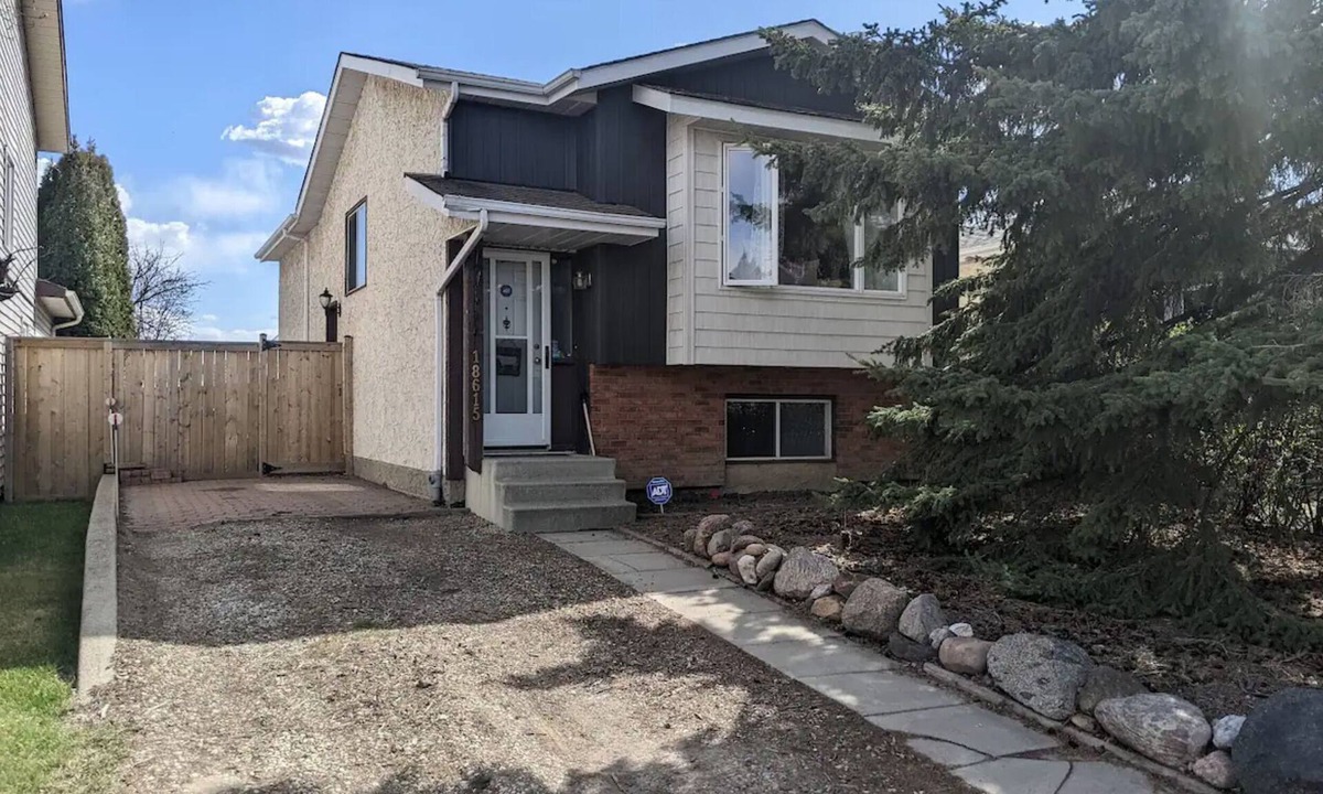 West Edmonton House | Pet-Friendly 2 Bedroom Home Fully Fenced Yard & Laundry Near West Edmonton Mall