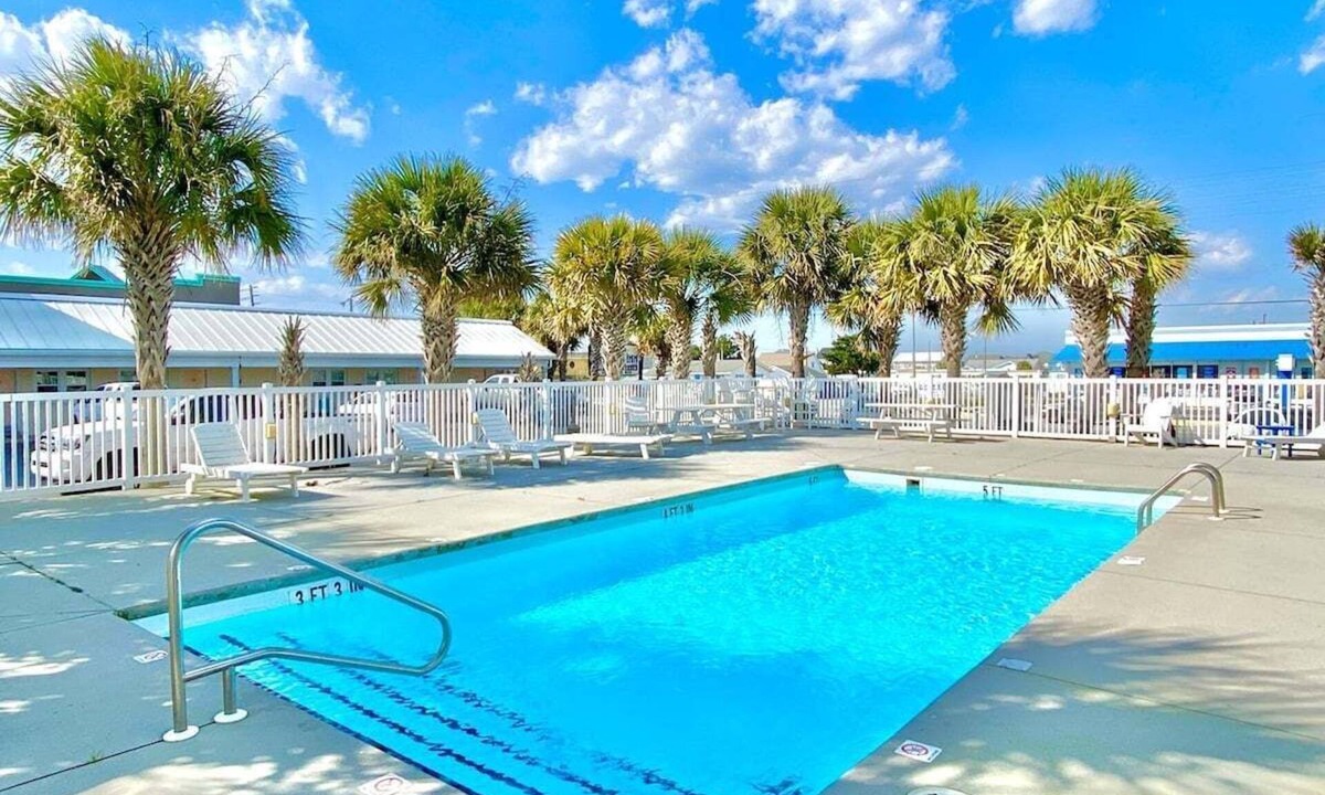 Atlantic Beach Hotel | Pet-friendly, 3 Blocks to Beach, Pool, #108