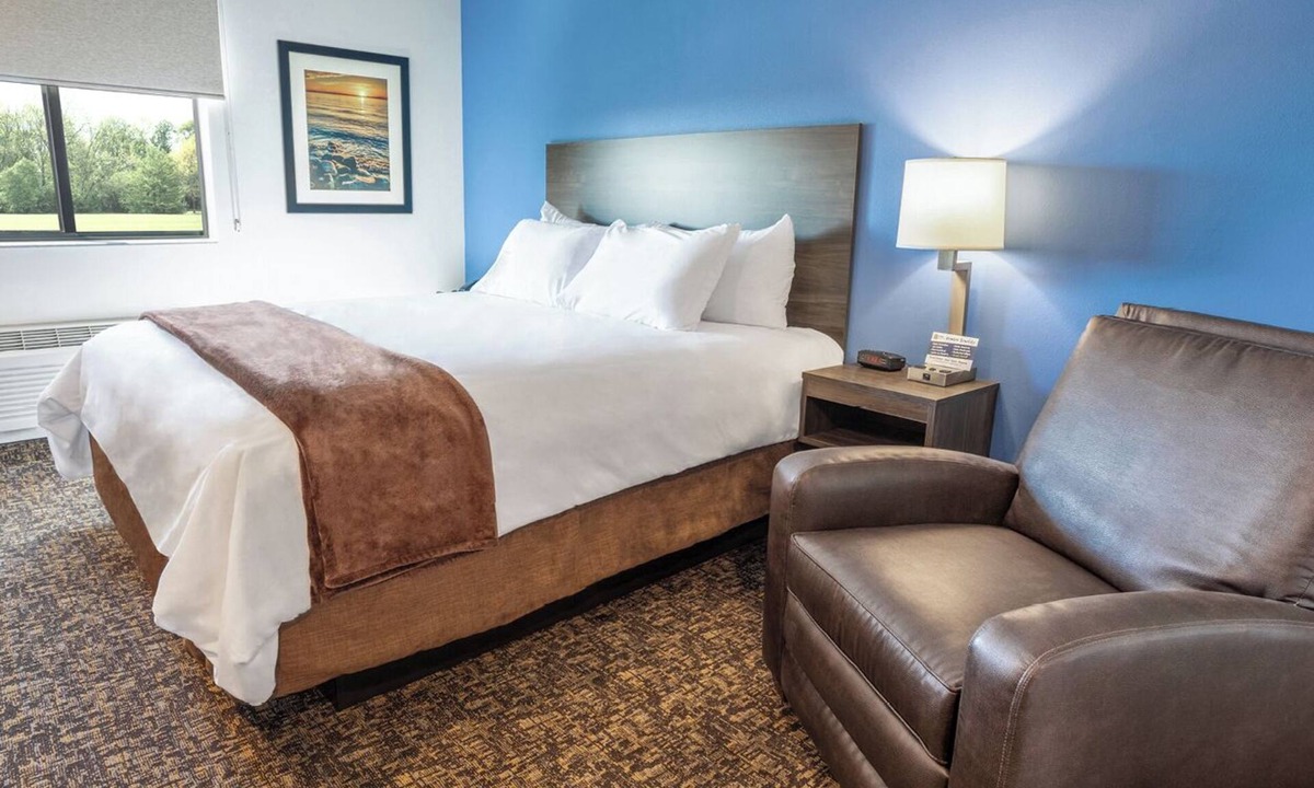 Wenatchee Hotel | Pet-Friendly 3 Room w/Cooking Options & Comfy Bed – Ideal for Long Stays