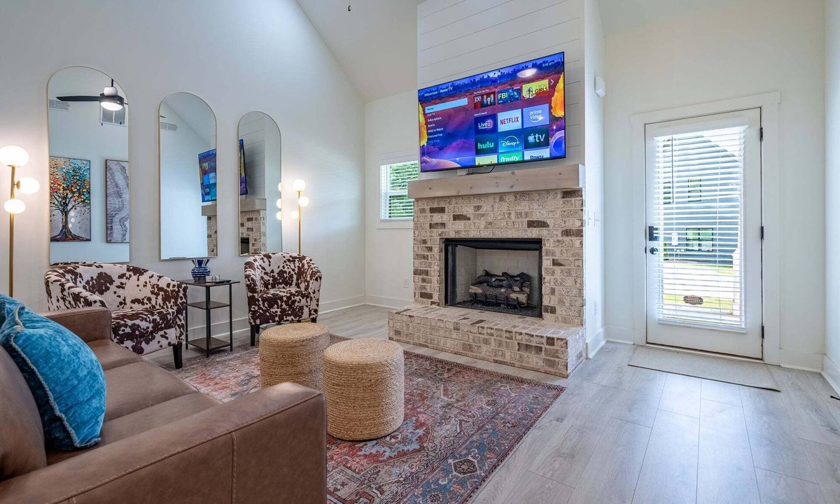 Emerson House | Pet-Friendly 4BR 5 Min to LakePoint with TV Room