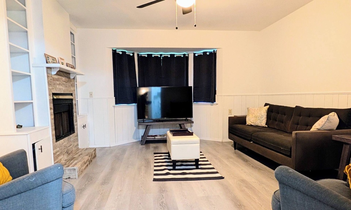 Douglas Flat House | Pet-Friendly 4BR + Office, Fenced Yard, Garage+, Near Murphys