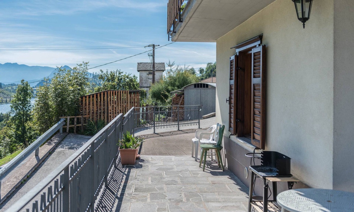 Baselga di Pine Apartment | Pet-Friendly Apartment 'Tra i Due Laghi' with Lake View & Terrace