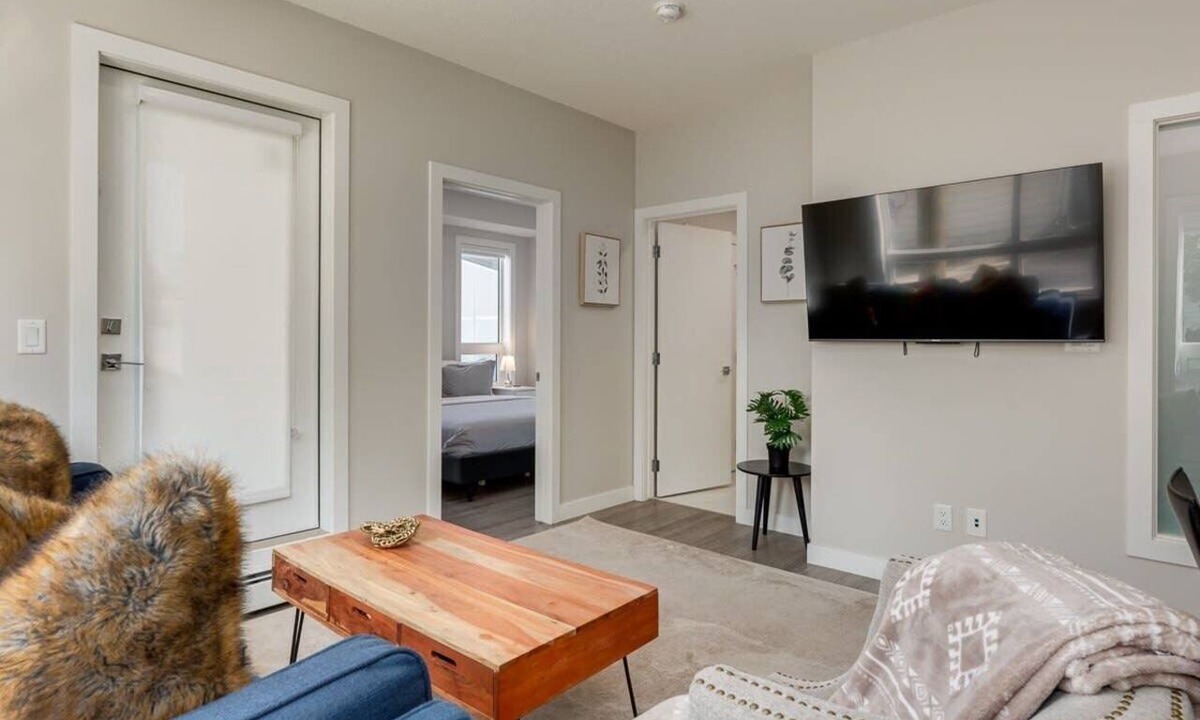 Shaganappi Apartment | Pet Friendly Apartment w/Free Underground Parking