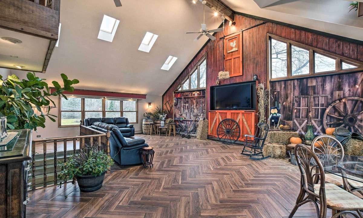 Hanover Park House | Pet-Friendly Bartlett Farmhouse w/Deck!