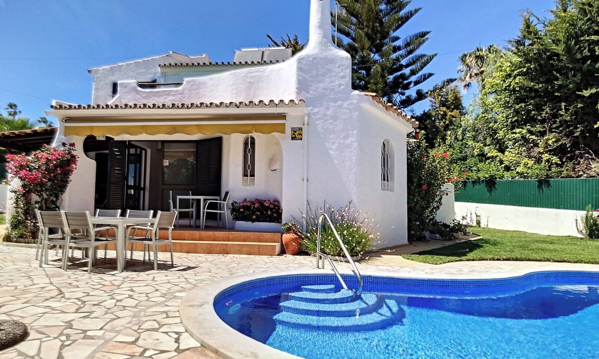 Sesmarias Villa | Pet-Friendly Beautiful Villa Palmeire Galé Beach with WiFi, Balcony, Garden, Terrace & Pool