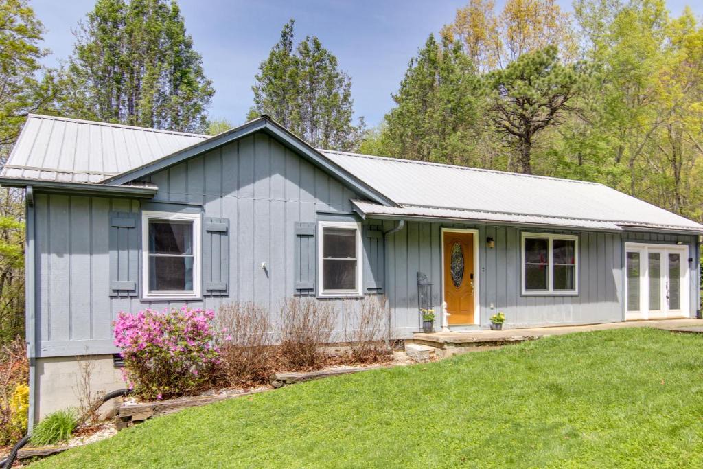 Ridgecrest House | Pet-Friendly Black Mountain Vacation Home w/Deck