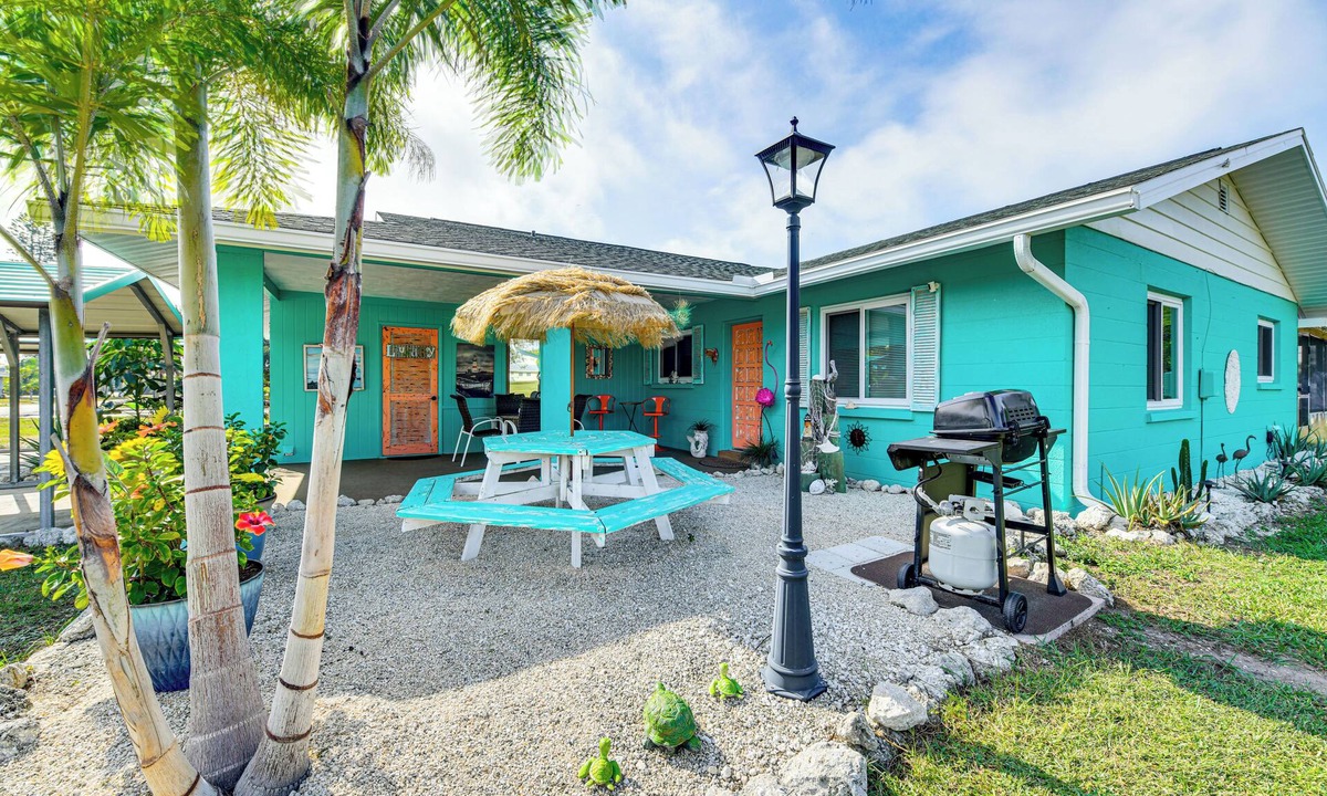 Whitney Beach House | Pet-Friendly Bradenton Home 1.5 Mi to Cortez Beach
