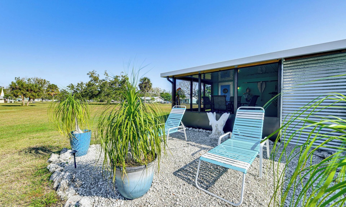 Whitney Beach Cottage | Pet-friendly Bradenton Home ~ 3 Mi to Cortez Beach