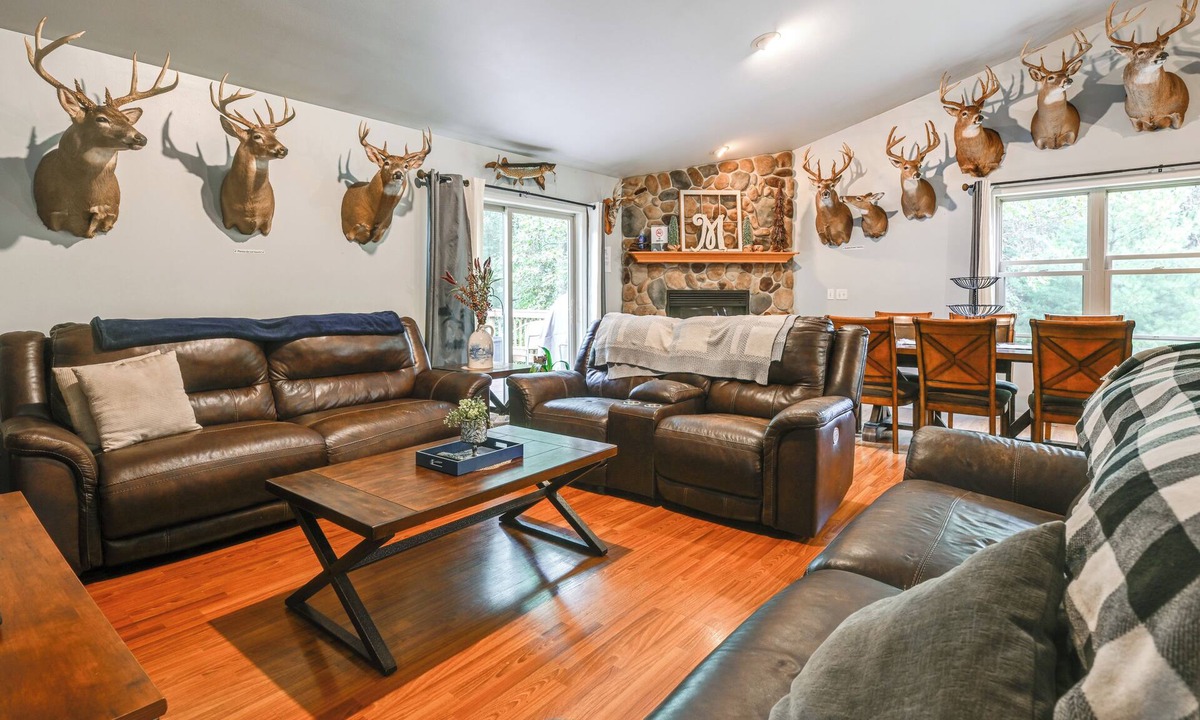 Wisconsin Dells Cabin | Pet Friendly Cabin w/Hot Tub: 5 mi to River