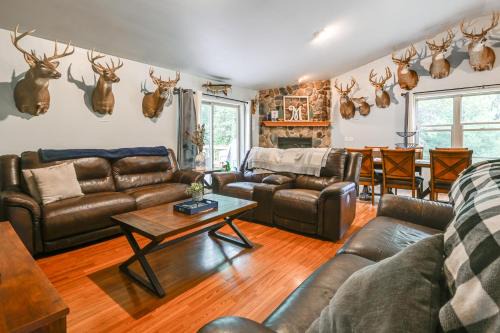 Wisconsin Dells House | Pet Friendly Cabin w/Hot Tub: 5 mi to River