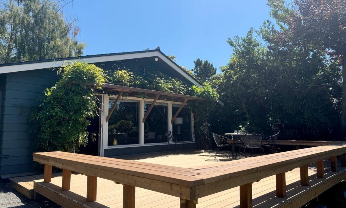 Bellingham Cabin | Pet-Friendly Cabin with Elegant Interior and Spacious Deck in Washington
