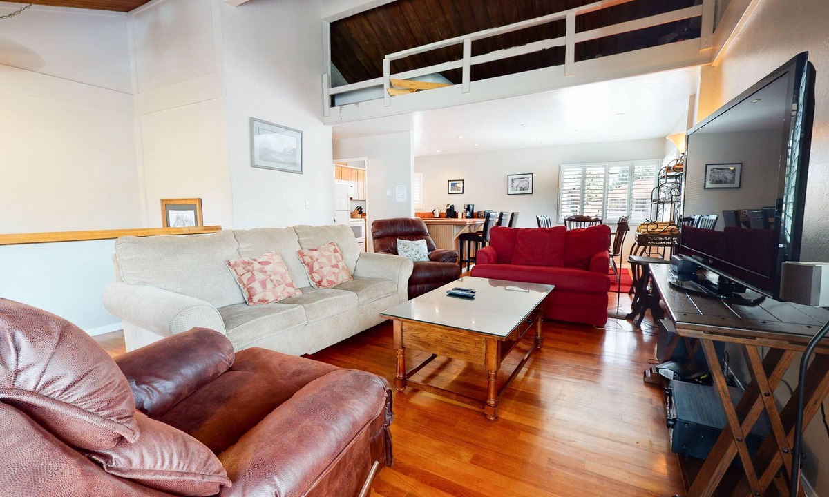 Mammoth Lakes Condo | Pet-Friendly, Centrally Located in Town! Summer Pool On-Site, Near Trowley