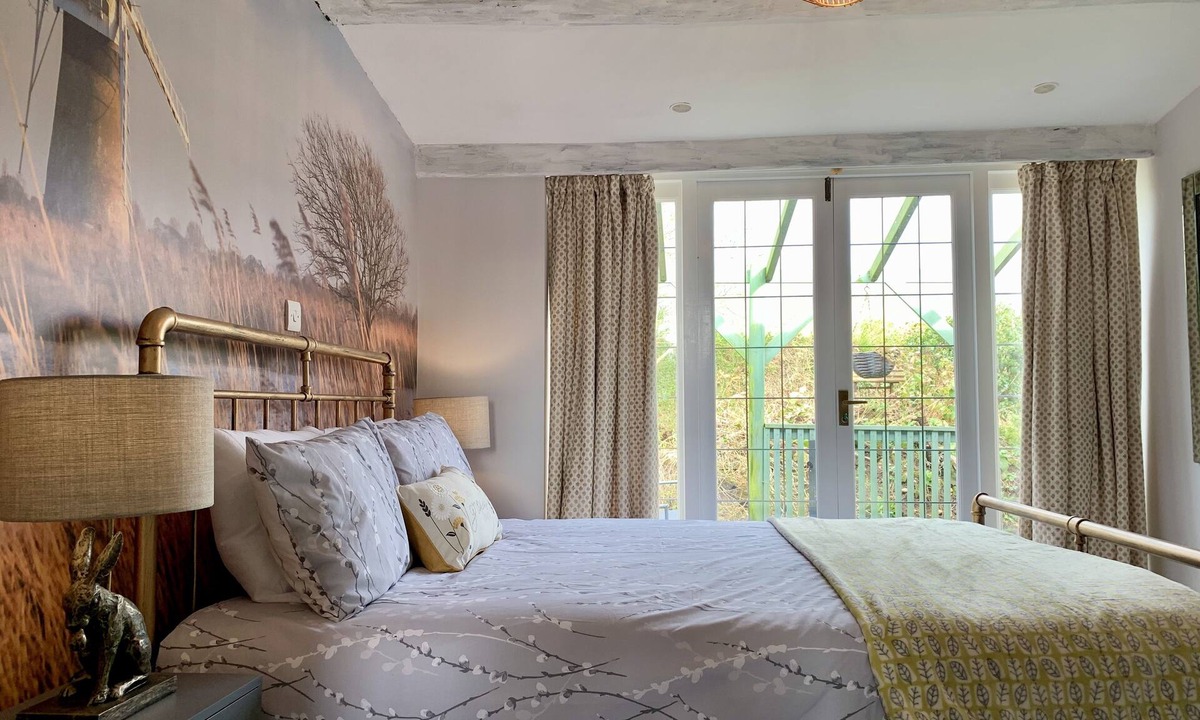 Halvergate House | Pet-friendly Central Norfolk Broads Retreat