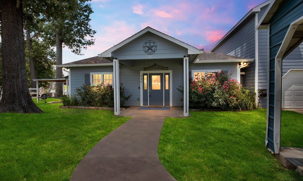 Pointblank House | Pet Friendly Charming 5- bedroom home with WiFi on beautiful Lake Livingston