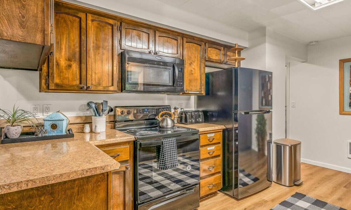 Longview Cottage | Pet-Friendly Cottage w/Big Covered Porch and BBQ